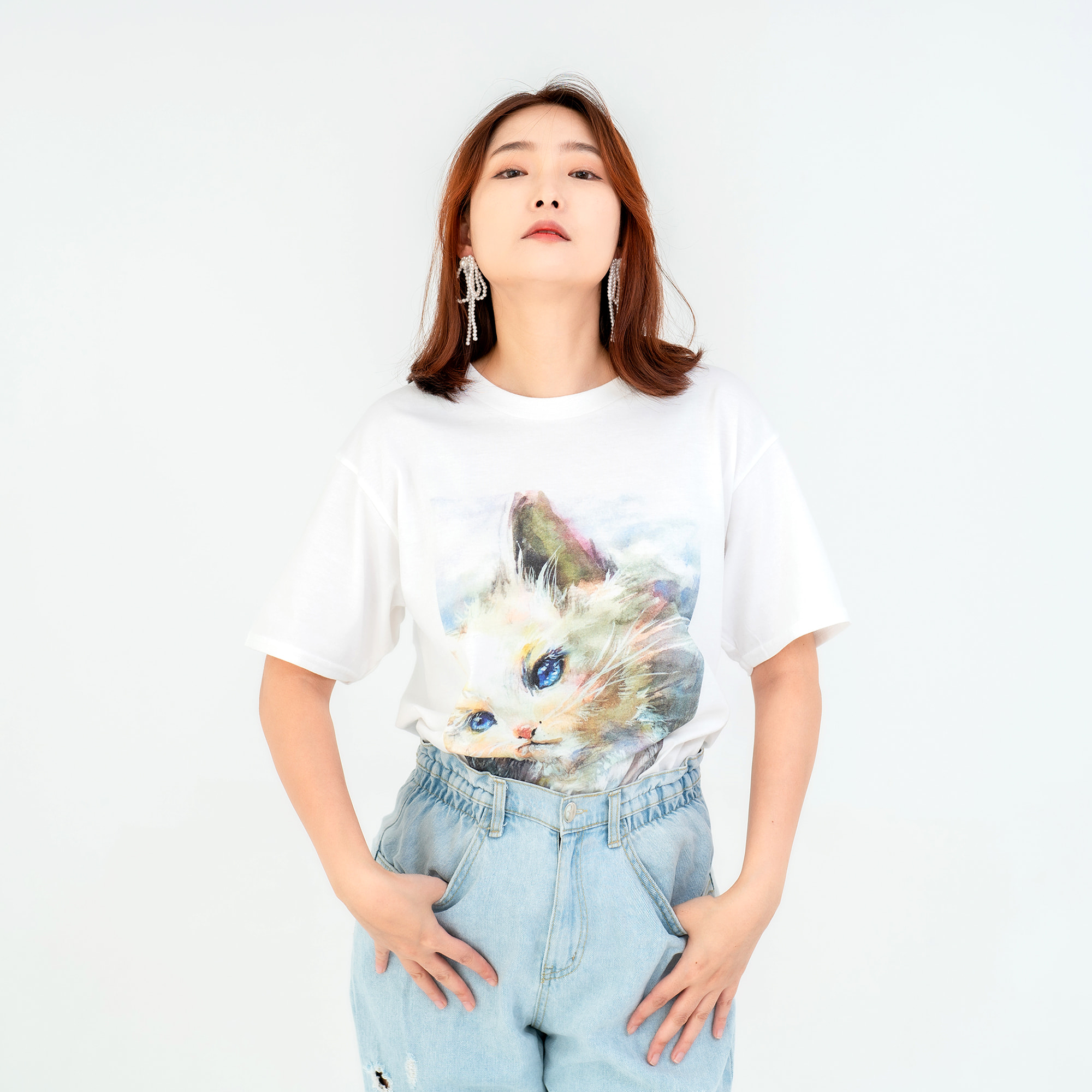 은회색 빛 털과 푸른 눈동자를 가진 페르시안 고양이 그림이 프린트된 ARTIST PRINT 아티스트프린트 고양이 티셔츠