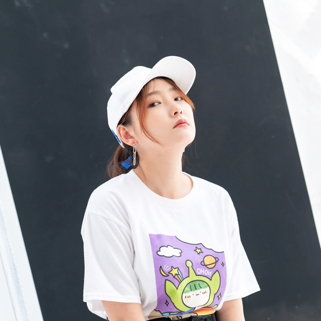 감탄하는 소녀 우주복 프린트 반팔 티셔츠
